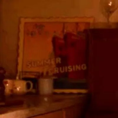 Tấm áp phích có chữ du ngoạn mùa hè ở trong video Mv Teaser