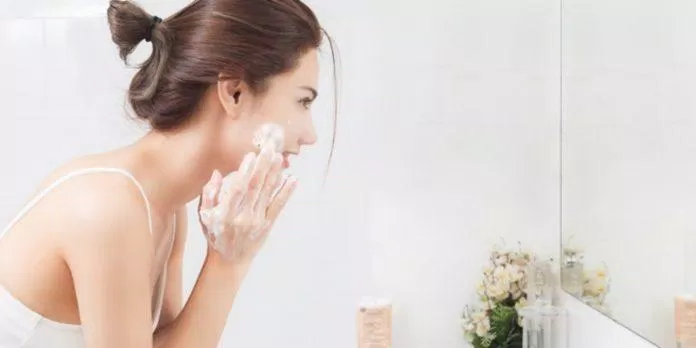 Các bước trang điểm cơ bản dành cho người mới học makeup bấm mi Các bước trang điểm cơ bản contour cool undertone cushion da sậm màu dưỡng ẩm đánh phấn má đánh phấn mắt độ che phủ cao eyeliner Highlight kẻ mắt Kẻ mày kem che khuyết điểm kem chống nắng kem lót kiểu dáng chân mày làm sạch da lớp nền mịn màng makeup mascara màu phấn mi cong mỹ phẩm trang điểm neutral undertone phấn má phấn mắt phấn nước phấn phủ phong cách trang điểm son môi tạo lớp nền mỏng nhẹ trang điểm trang điểm tự nhiên warm undertone