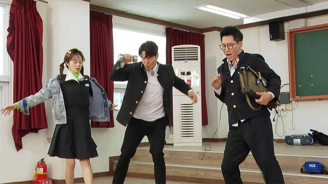 Ban nhảy gồm: So Min, Kim Jong Kook, Ji Suk Jin ( Ảnh : Internet ) Ban nhảy gồm: So Min, Kim Jong Kook, Ji Suk Jin ( Ảnh : Internet )