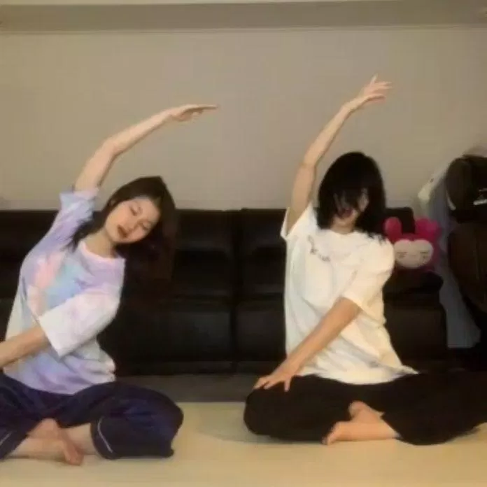 Cả hai khi tập yoga sau những màn nhảy đầy nhiệt huyết (Ảnh: Internet)