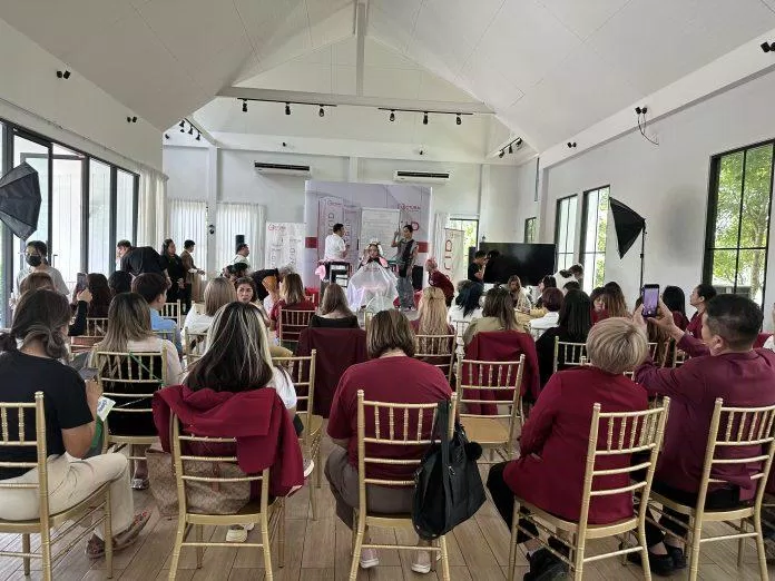 Salon còn là nơi đào tạo nghề tóc có tiếng tại Sài Gòn.