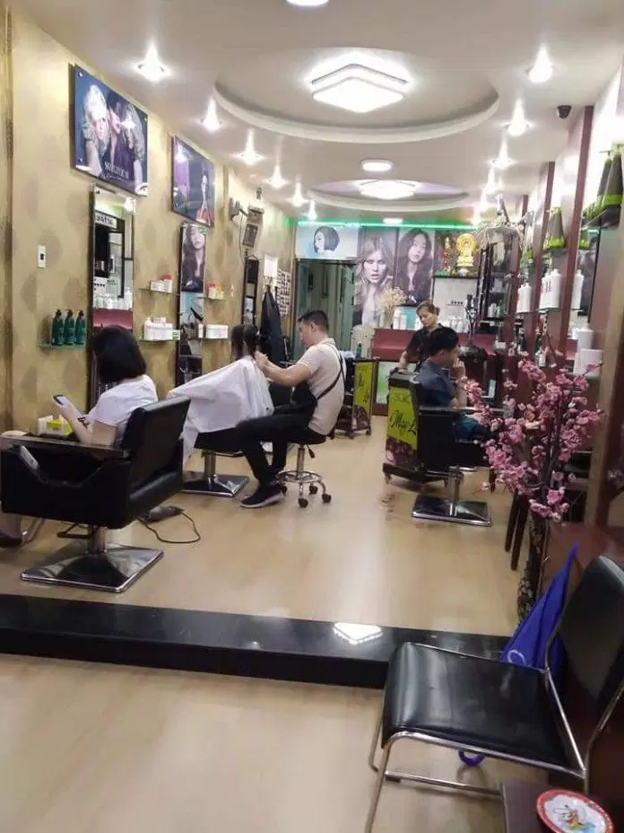 Bảng giá dịch vụ của A Voong Hair Salon. Nguồn: Website A Vòong Hair Salon