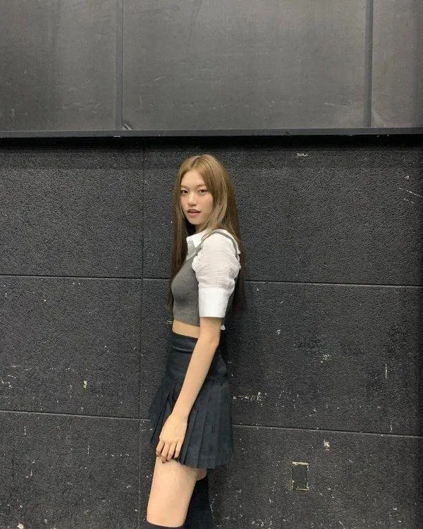 Những kiểu áo gile len croptop như cô nàng Doyeon Weki Meki diện cũng là một gợi ý không tồi cho outfit chơi Tết. (Ảnh: Internet)
