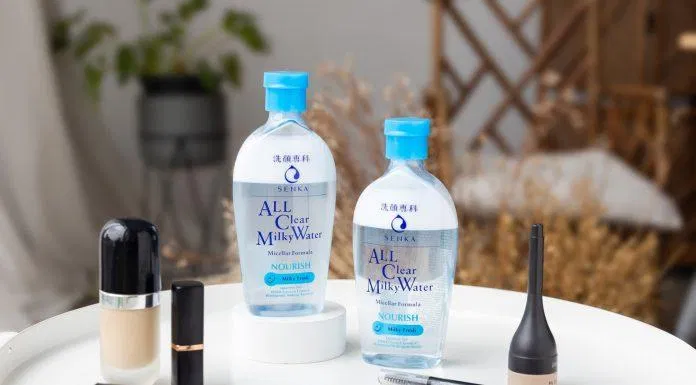 Nước sữa tẩy trang 2 lớp Senka All Clear Milky Water được bổ sung gấp đôi lượng Hyaluronic Acid giúp cấp ẩm cho da hiệu quả (Nguồn: Internet).