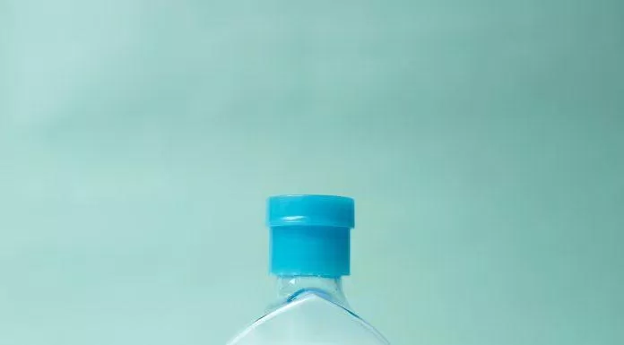 Kết cấu sữa nước của Senka All Clear Milky Water vô cùng độc đáo và thú vị (Nguồn: Internet).