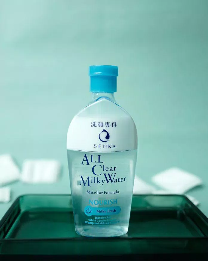 Kết cấu sữa nước của Senka All Clear Milky Water vô cùng độc đáo và thú vị (Nguồn: Internet).