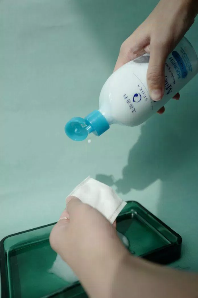 Ngoài loại bỏ lớp makeup, nước sữa tẩy trang 2 lớp Senka All Clear Milky Water còn có thể nuôi dưỡng làn da ẩm mịn từ sâu bên trong (Nguồn: Internet).