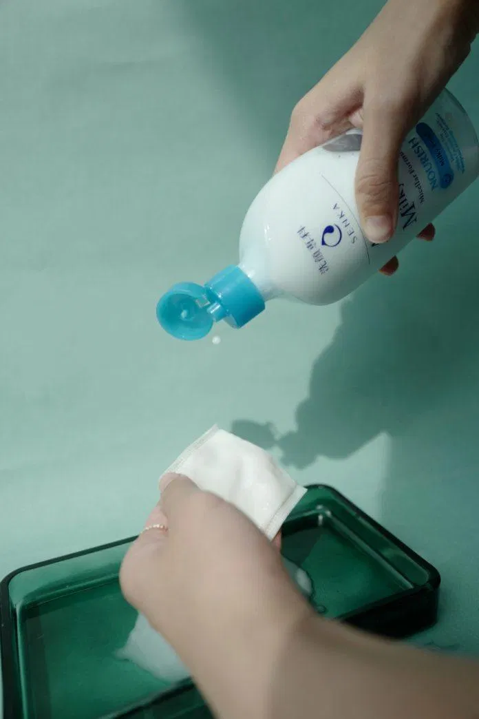 Ngoài loại bỏ lớp makeup, nước sữa tẩy trang 2 lớp Senka All Clear Milky Water còn có thể nuôi dưỡng làn da ẩm mịn từ sâu bên trong (Nguồn: Internet).