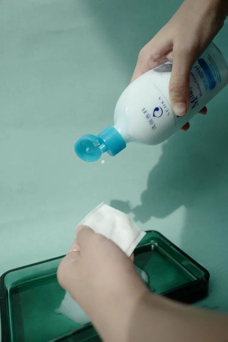 Ngoài loại bỏ lớp makeup, nước sữa tẩy trang 2 lớp Senka All Clear Milky Water còn có thể nuôi dưỡng làn da ẩm mịn từ sâu bên trong (Nguồn: Internet).