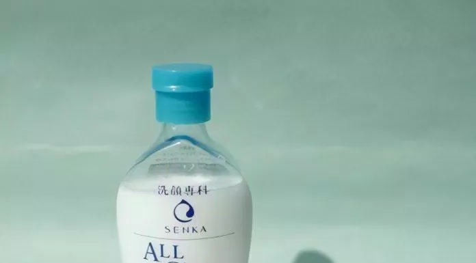 Nước sữa tẩy trang 2 lớp Senka All Clear Milky Water sở hữu công thức không cồn, không màu, không mùi vô cùng an toàn cho mọi loại da (Nguồn: Internet).