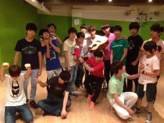 Hình ảnh SEVENTEEN trước khi debut trong căn phòng tập dưới tầng hầm (Ảnh: Internet) Hình ảnh SEVENTEEN trước khi debut trong căn phòng tập dưới tầng hầm (Ảnh: Internet)