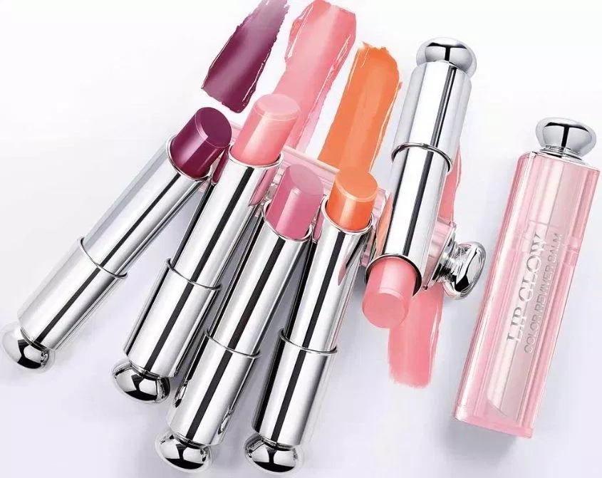 Son dưỡng môi Dior khi đánh lên môi có màu cực kỳ tự nhiên và dưỡng ẩm cho môi cực kỳ tốt. (Nguồn: Internet) Son dưỡng môi Dior khi đánh lên môi có màu cực kỳ tự nhiên và dưỡng ẩm cho môi cực kỳ tốt. (Nguồn: Internet)