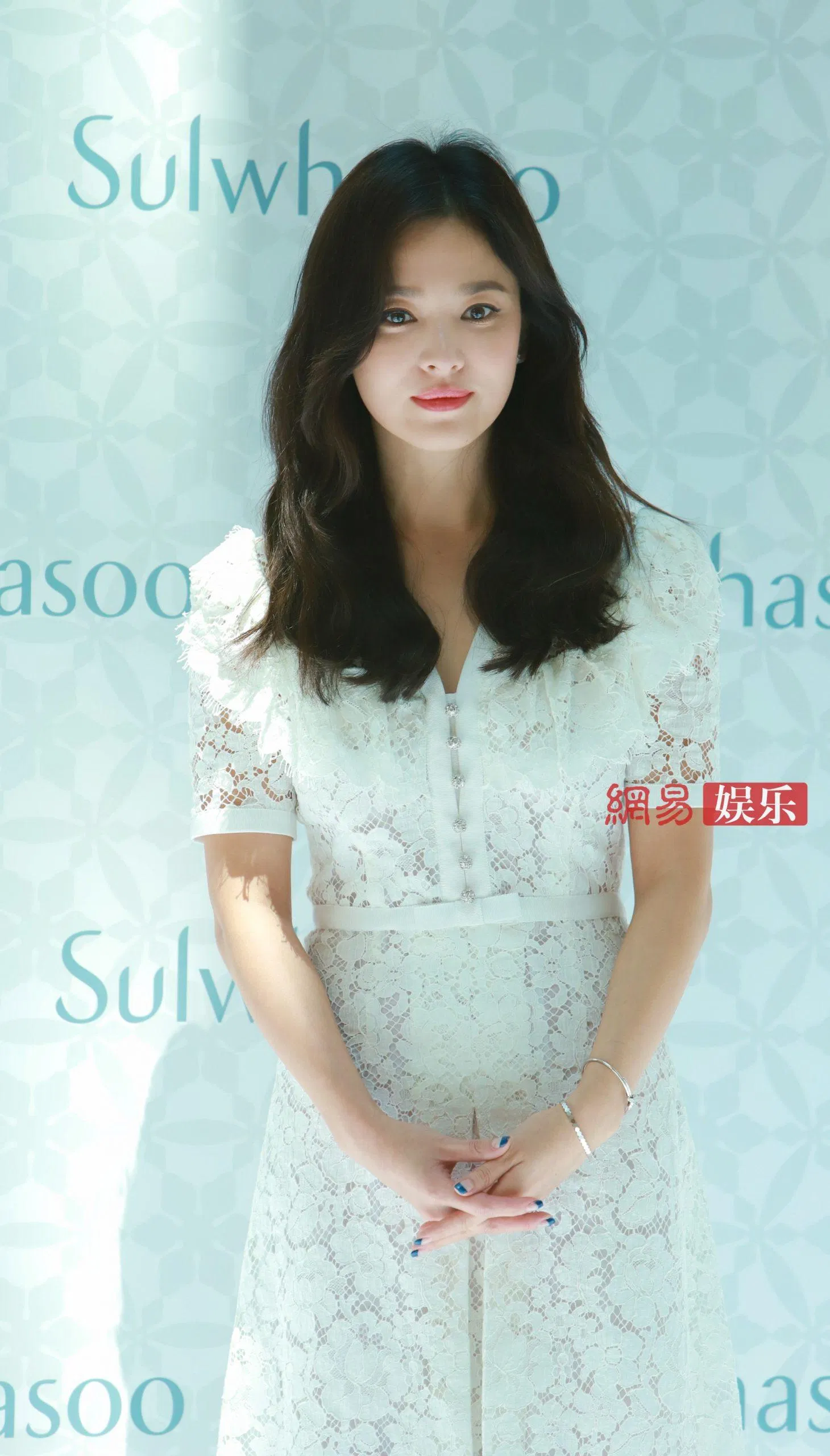 Mỹ nhân “Hậu duệ mặt trời” luôn khiến công chúng phải ngỡ ngàng trước gương mặt đẹp không tỳ vết, làn da trắng sáng cùng thần thái lạnh lùng kiêu sa mỗi lần xuất hiện. (Nguồn: Internet) Mỹ nhân “Hậu duệ mặt trời” luôn khiến công chúng phải ngỡ ngàng trước gương mặt đẹp không tỳ vết, làn da trắng sáng cùng thần thái lạnh lùng kiêu sa mỗi lần xuất hiện. (Nguồn: Internet)