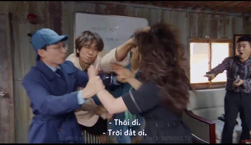 Kwang Soo đáp trả bằng cách nắm tóc Ji Hyo . ( Ảnh: Internet ) Kwang Soo đáp trả bằng cách nắm tóc Ji Hyo . ( Ảnh: Internet )