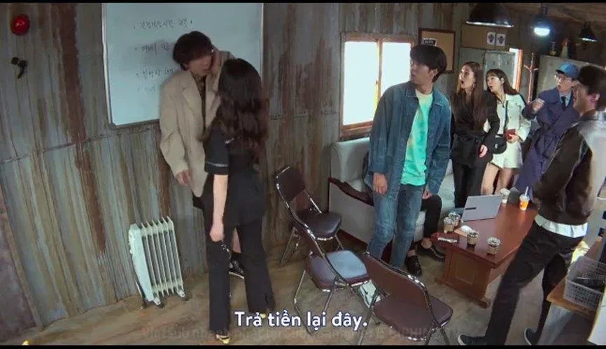 Song Ji Hyo tát thẳng vào Kwang Soo . (Ảnh Internet ) Song Ji Hyo tát thẳng vào Kwang Soo . (Ảnh Internet )