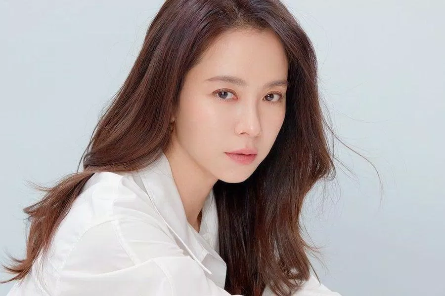 "Mợ ngố" Song Ji Hyo được săn lùng khi đang làm công việc bán thời gian tại quán cà phê. (Ảnh: Internet) "Mợ ngố" Song Ji Hyo được săn lùng khi đang làm công việc bán thời gian tại quán cà phê. (Ảnh: Internet)