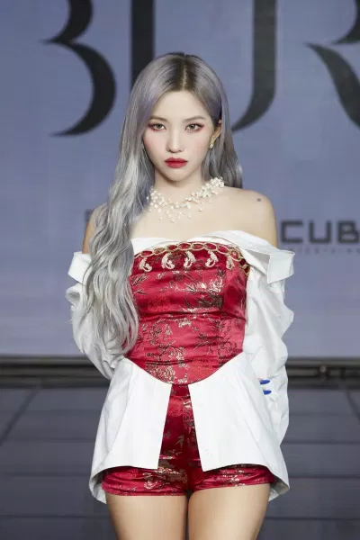Soyeon bày tỏ việc muốn truyền tải cảm xúc vào những bài hát như kể một câu chuyện. (Ảnh: Internet) Soyeon bày tỏ việc muốn truyền tải cảm xúc vào những bài hát như kể một câu chuyện. (Ảnh: Internet)