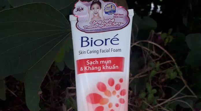 Sữa rửa mặt Bioré Skin Caring Facial Foam có hình thức dạng tuýp nhựa mềm, bóng bảy (ảnh: BlogAnChoi).