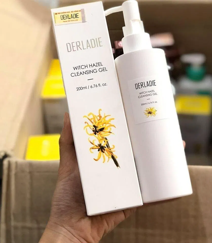 Sữa rửa mặt chiết xuất cây phỉ Derladie Witch Hazel Cleansing Gel là sự lựa chọn tuyệt vời cho da dầu, dầu mụn (ảnh: internet)
