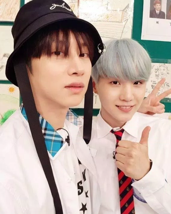 Suga tặng giày cho Heechul (Ảnh: Internet)