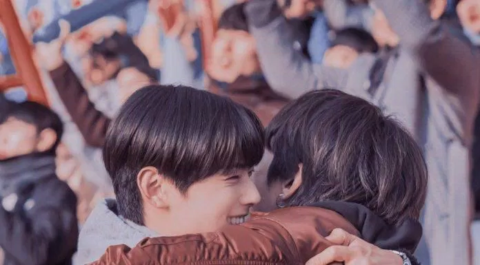 Tập 7 của True Beauty đánh dấu sự ra đời của "thuyền" Seojun x Suho với màn ôm nhau đầy tình cảm của 2 người. (Ảnh: Internet)