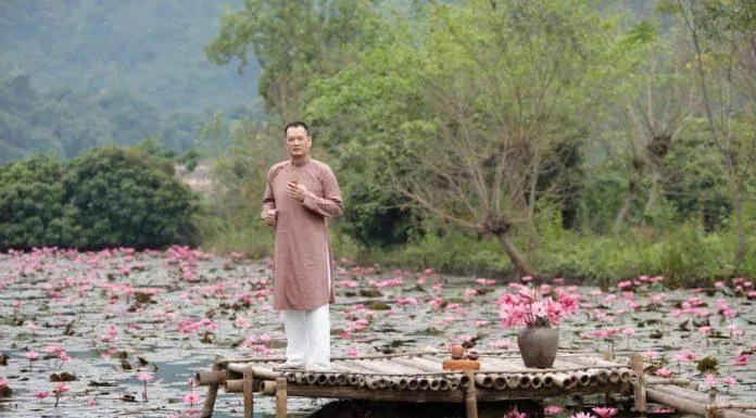 Suối Yến vào mùa hạ sen nở rực góc trời (Nguồn: Phạm Trung Thực).