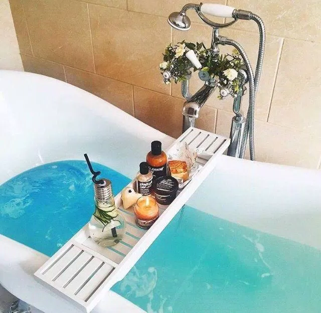 Tận hưởng thành quả với chút nến thơm và đồ uống (Nguồn: Internet).