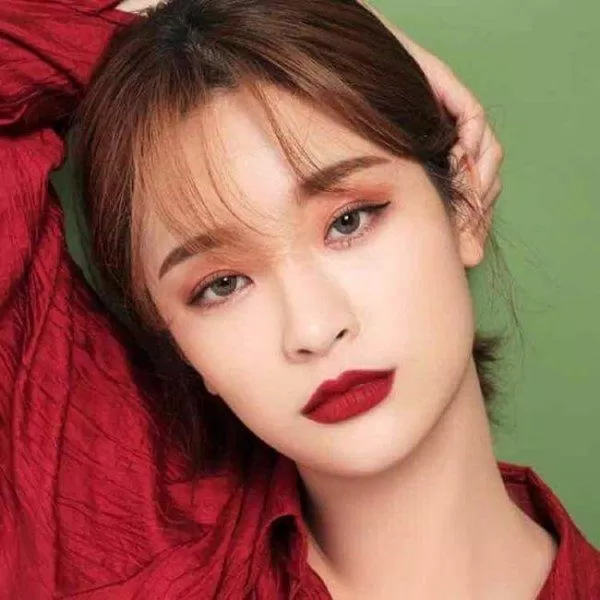 Makeup mắt màu trầm sẽ phù hợp với màu son này (Nguồn: Internet) Makeup mắt màu trầm sẽ phù hợp với màu son này (Nguồn: Internet)