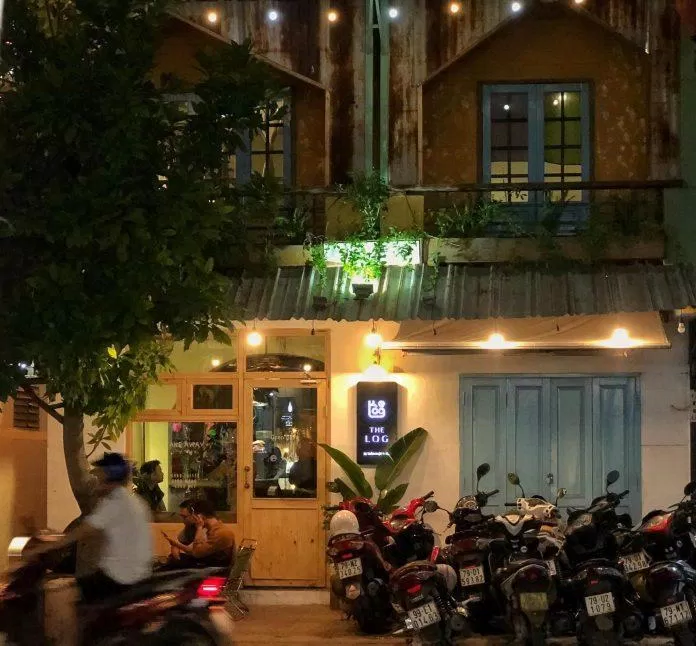 Mái tôn rỉ sét tạo điểm nhấn tinh tế (Ảnh: Facebook The Log)