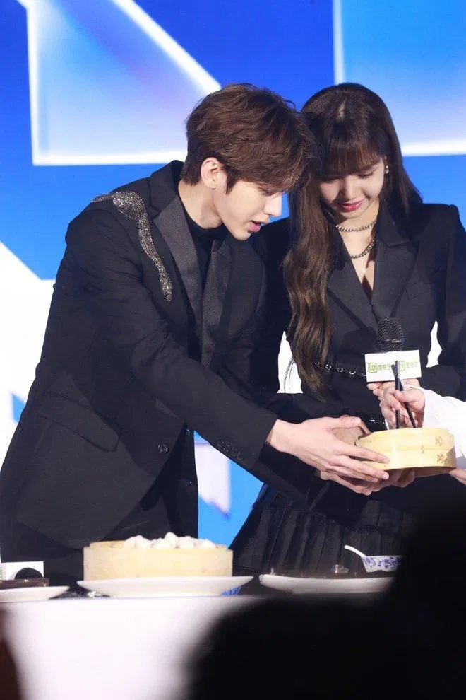 Lisa cùng đồng nghiệp - Thái Từ Khôn