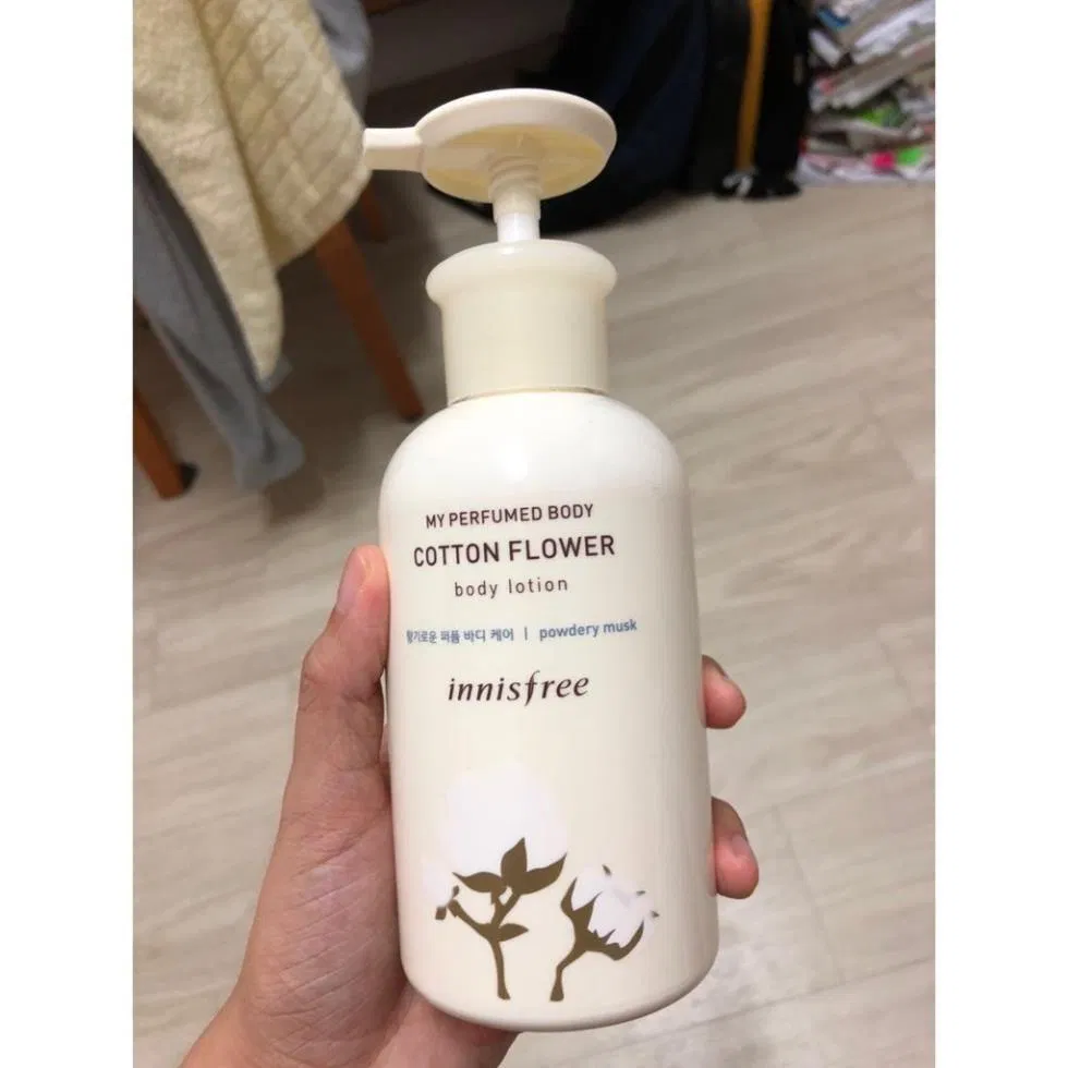 Thiết kế chai hình trụ, hơi lùn và được làm bằng nhựa cứng nên cầm chắc chắn trong tay. (nguồn: internet)