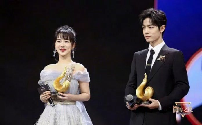 Tiêu Chiến và Dương Tử sánh vai nhận giải Weibo King & Queen 2019. (Nguồn: Internet)