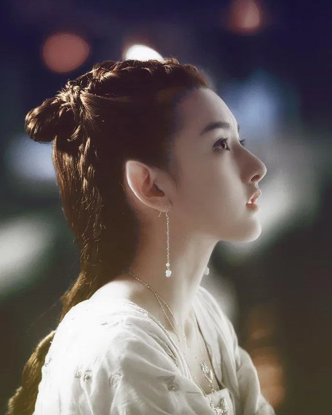 Tống Tổ Nhi thường được gọi là "tiểu thần tiên tỷ tỷ" thế hệ mới nhờ tạo hình xinh đẹp, tươi sáng nhưng sự nghiệp diễn xuất của cô chưa thực sự nổi bật. (Nguồn: Internet) Tống Tổ Nhi thường được gọi là "tiểu thần tiên tỷ tỷ" thế hệ mới nhờ tạo hình xinh đẹp, tươi sáng nhưng sự nghiệp diễn xuất của cô chưa thực sự nổi bật. (Nguồn: Internet)