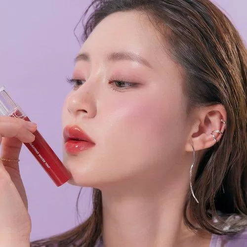 Makeup trong trẻo nhẹ nhàng cực phù hợp với son bóng (Nguồn: Internet) Makeup trong trẻo nhẹ nhàng cực phù hợp với son bóng (Nguồn: Internet)