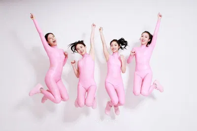 Trang phục cực kỳ khó hiểu của các cô gái SIXBOMB Trang phục cực kỳ khó hiểu của các cô gái SIXBOMB