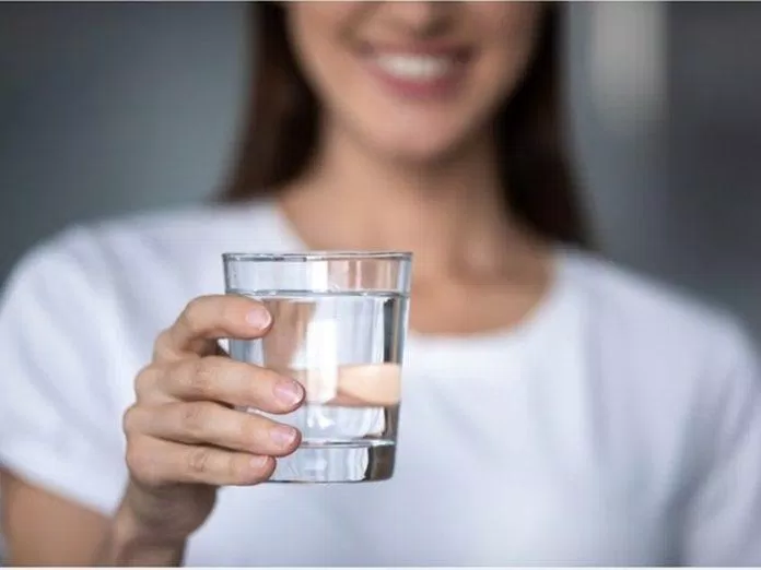 Nước đóng vai trò vô cùng quan trọng với làn da của bạn Nước đóng vai trò vô cùng quan trọng với làn da của bạn