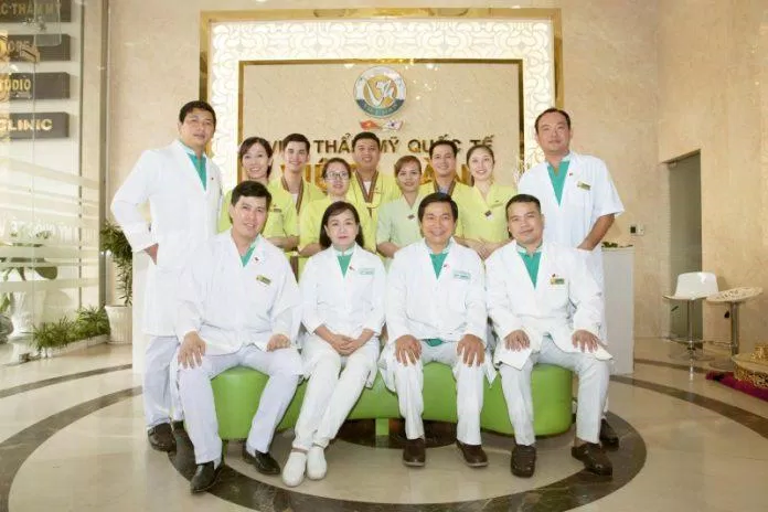 Các y bác sĩ của thẩm mỹ viện Việt hàn (ảnh internet)