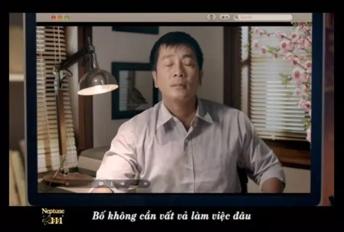 Người bố nghẹn ngào ngăn giọt nước mắt khi con gái nhỏ khoe bao lì xì (Ảnh: Internet). Người bố nghẹn ngào ngăn giọt nước mắt khi con gái nhỏ khoe bao lì xì (Ảnh: Internet).