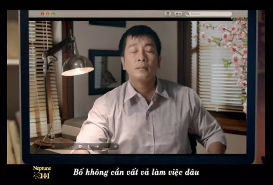 Người bố nghẹn ngào ngăn giọt nước mắt khi con gái nhỏ khoe bao lì xì (Ảnh: Internet). Người bố nghẹn ngào ngăn giọt nước mắt khi con gái nhỏ khoe bao lì xì (Ảnh: Internet).