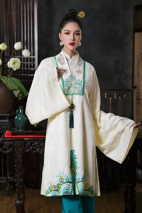 Mẫu Nhật Bình cách tân vạt dài nhưng đã được tiết giảm tay áo, độ rộng áo để phù hợp hơn. (Ảnh: Internet) Mẫu Nhật Bình cách tân vạt dài nhưng đã được tiết giảm tay áo, độ rộng áo để phù hợp hơn. (Ảnh: Internet)
