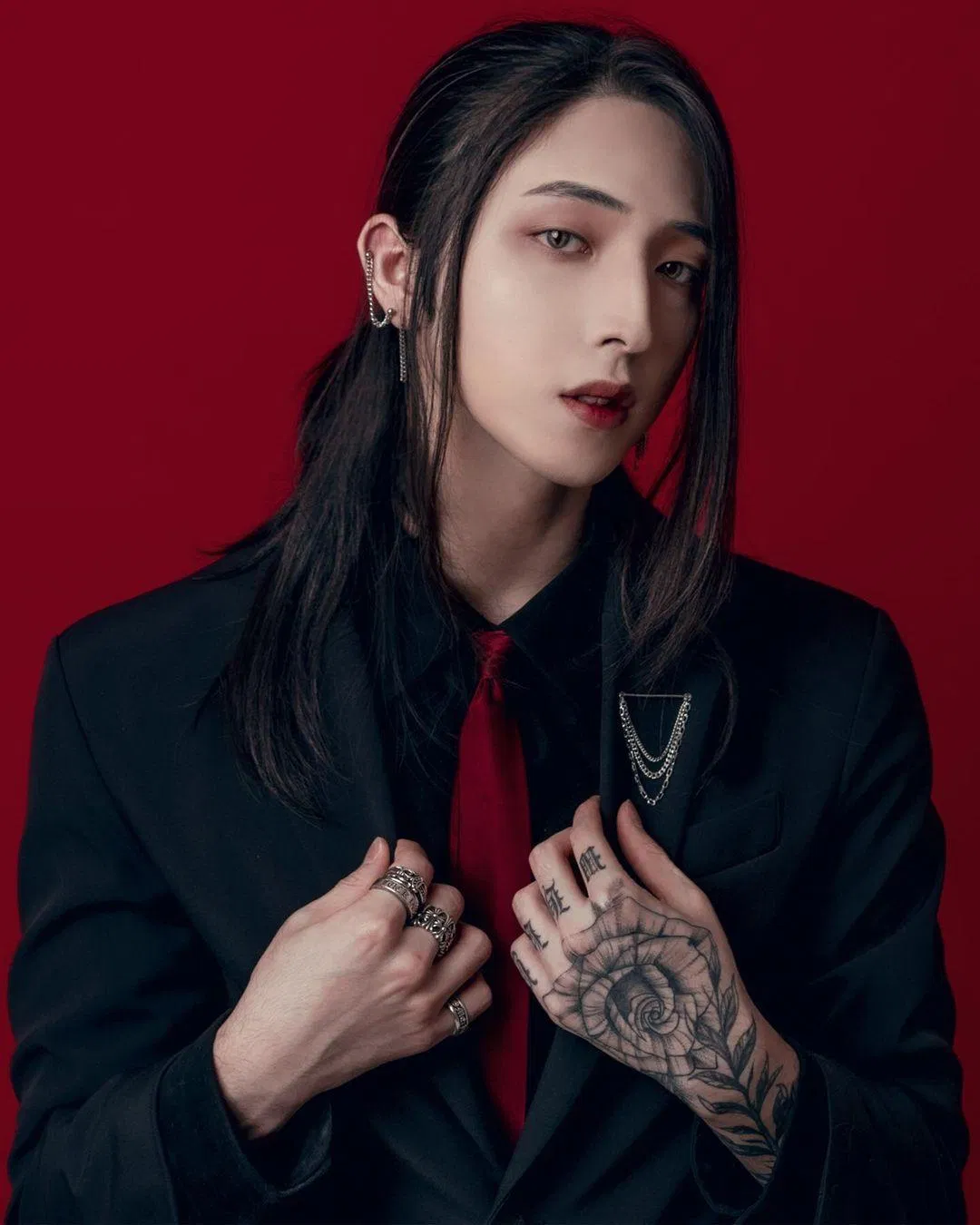 Sở hữu mái tóc dài độc đáo và khuôn mặt có phần ma mị, hiếm ai có thể rời mắt khỏi anh chàng vũ công này trên sân khấu. (Ảnh: Internet) Sở hữu mái tóc dài độc đáo và khuôn mặt có phần ma mị, hiếm ai có thể rời mắt khỏi anh chàng vũ công này trên sân khấu. (Ảnh: Internet)