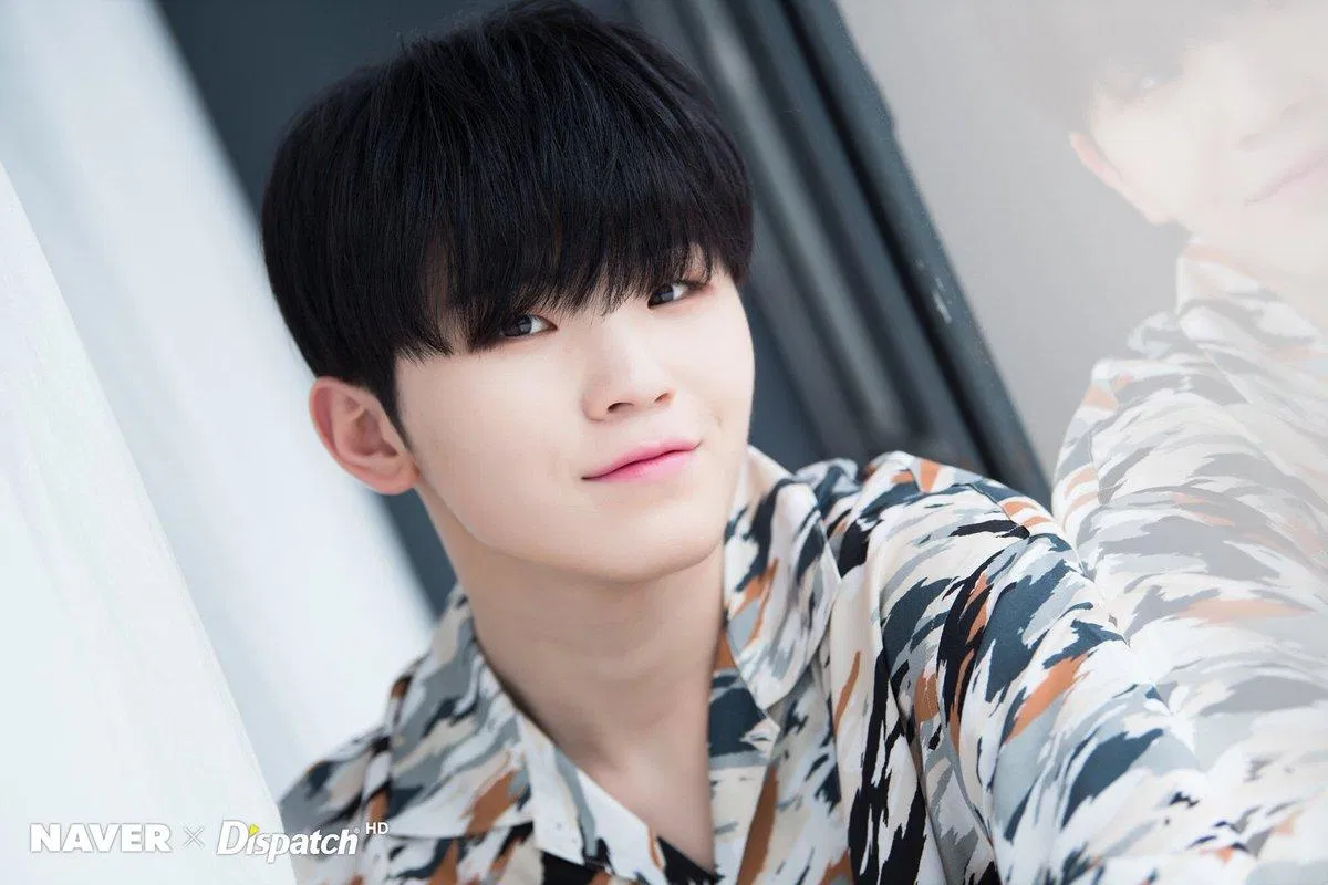 Woozi là thành viên chịu trách nhiệm sản xuất chính các album của SEVENTEEN (Ảnh: Dispatch)