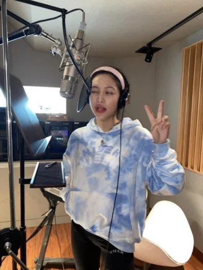 Hai thành viên Yeri và Seulgi của nhóm nhạc Red Velvet đều diện những item của thương hiệu Nieeh như áo và túi xách. (Ảnh: Internet)