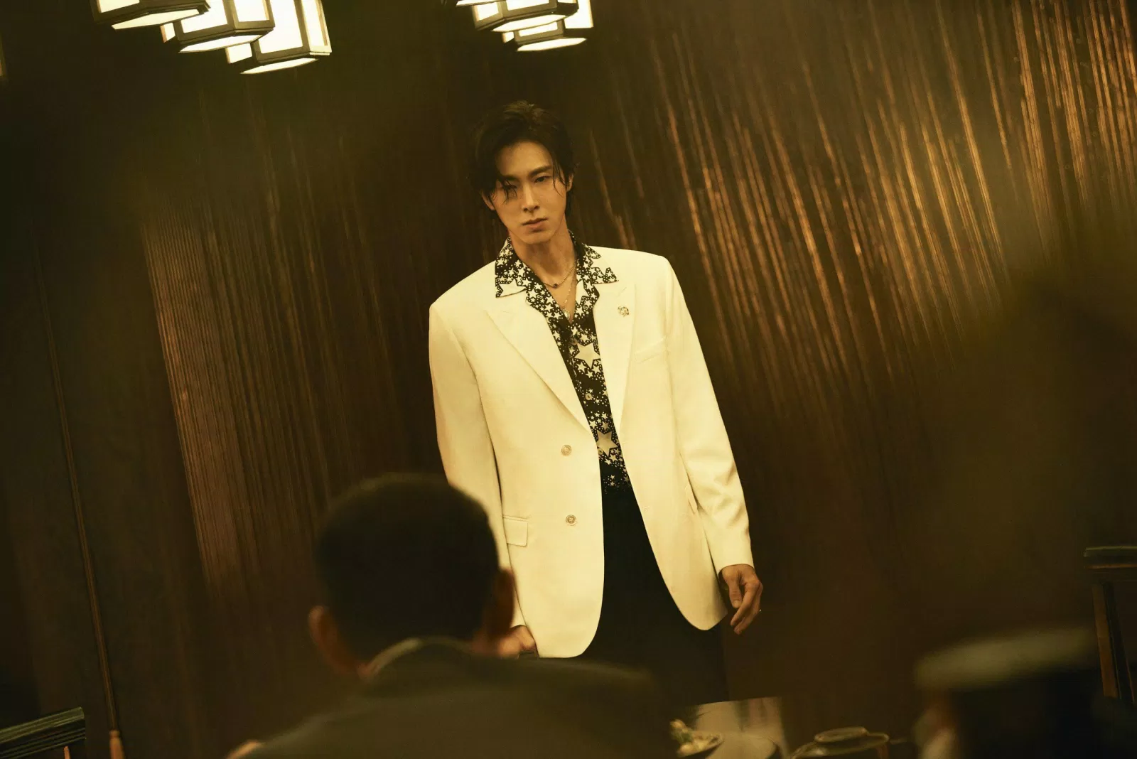 Anh bước vào như thể ta là bá chủ chốn này. (Ảnh: Internet)