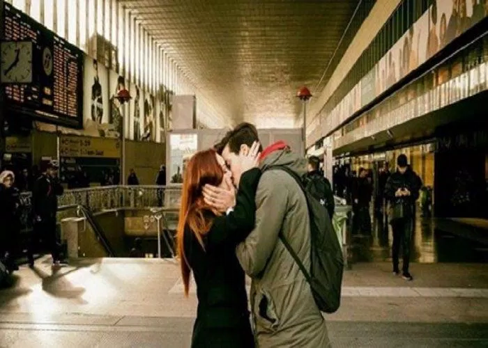 Cấm hôn tại sân ga ở Pháp (Ảnh: Internet)