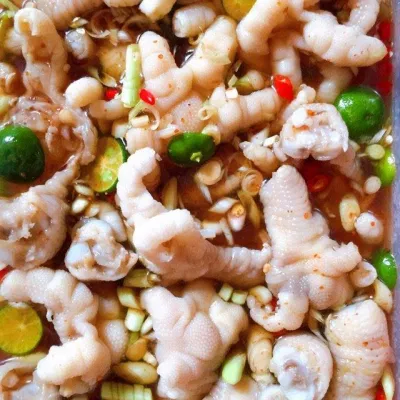 Trộn đều nguyên liệu cho món chân gà sả tắc đậm hương vị (Nguồn: Internet)