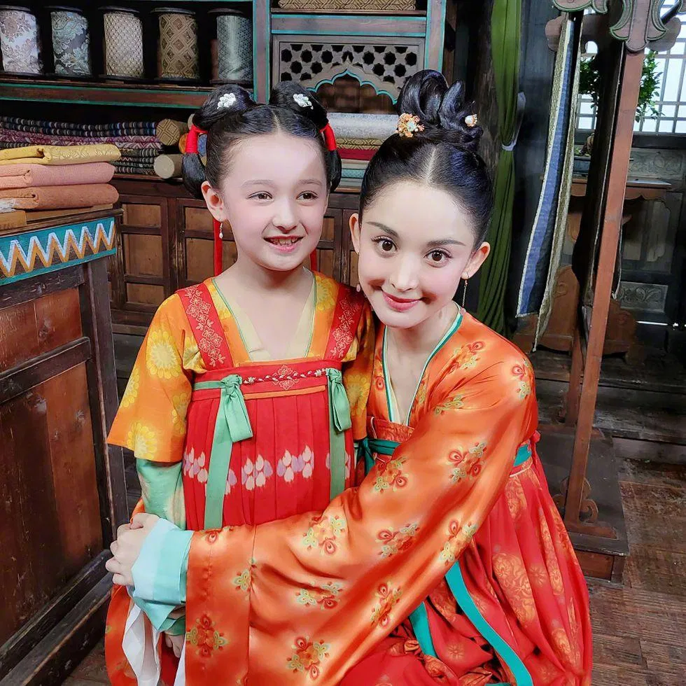 Ái Khắc Đạt không hề thua kém mỹ nữ Tân Cương Cổ Lực Na Trát. (Nguồn: Internet) Ái Khắc Đạt không hề thua kém mỹ nữ Tân Cương Cổ Lực Na Trát. (Nguồn: Internet)