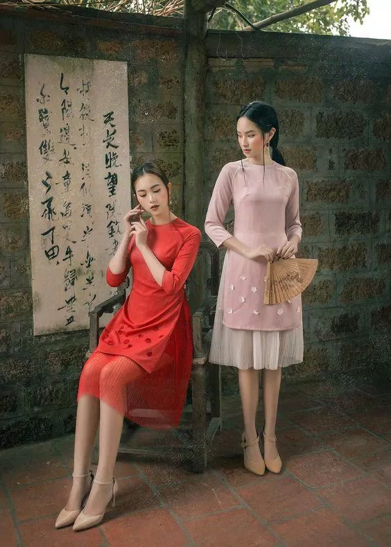 Một cách phối nữ tính ngọt ngào hơn chính là áo dài với chân váy (Nguồn: Internet) Một cách phối nữ tính ngọt ngào hơn chính là áo dài với chân váy (Nguồn: Internet)