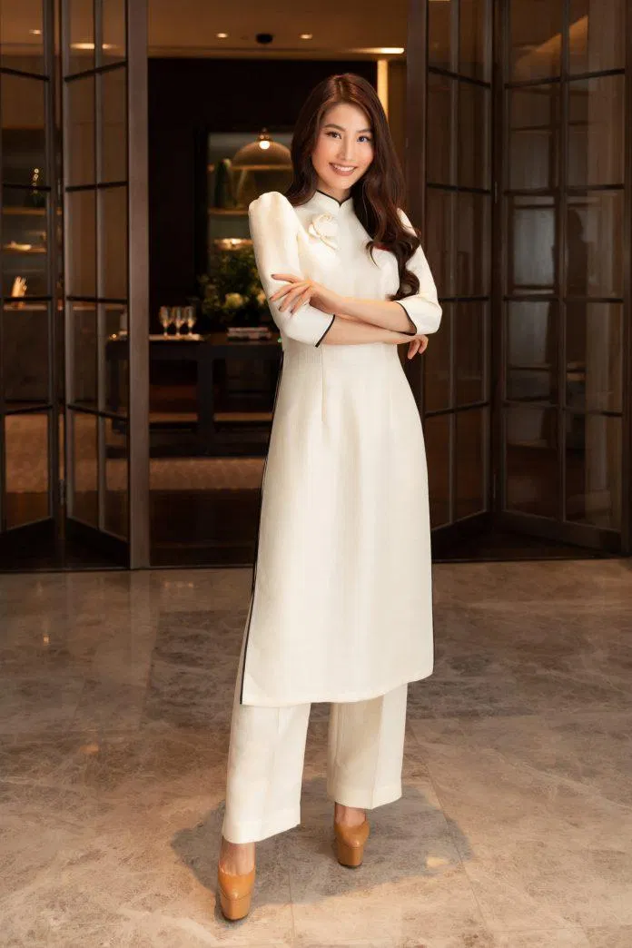 Áo dài tay lỡ tạo nên một cảm giác trẻ trung, tự nhiên hơn (Nguồn: Internet) Áo dài tay lỡ tạo nên một cảm giác trẻ trung, tự nhiên hơn (Nguồn: Internet)