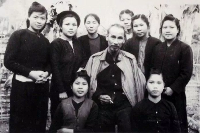 Chủ tịch Hồ Chí Minh với các cán bộ cơ quan Trung ương Hội Liên hiệp Phụ nữ Việt Nam ở Việt Bắc, tháng 2/1949. (Nguồn: Internet)